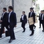 　富山市役所へ家宅捜索に入る富山県警の捜査員＝３日午前