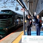 　「トワイライトエクスプレス瑞風」で琵琶湖を１周する列車旅の出発式。中央は滋賀県の三日月大造知事＝３日午前、ＪＲ京都駅