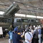 　陸自健軍駐屯地で公開された「２５式地対艦誘導弾」の装備品展示＝３日午前、熊本市