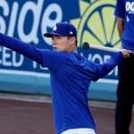 　やり投げで調整するドジャース・山本＝ロサンゼルス（共同）