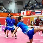 　男子クワッド決勝　日本-インドネシア　レシーブする奈良輪（手前）＝パロマ瑞穂アリーナ