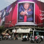 　イラン・テヘラン市内に掲示された反米の看板＝８月（ゲッティ＝共同）