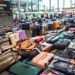 　スワンナプーム国際空港、大雨の影響でタイ国際航空の手荷物処理が滞った＝９月２９日、バンコク近郊（ロイター＝共同）