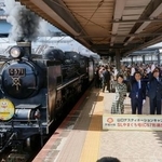 　運行が再開されたＳＬのＣ５７形１号機の出発式。左端は俳優の国仲涼子さん＝３日午前、ＪＲ新山口駅