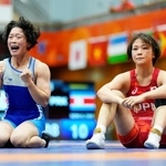 　女子５７キロ級準決勝で北朝鮮選手（左）に敗れた藤波朱理。連勝が１５５で止まった＝名古屋市稲永ＳＣ