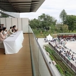 　愛知・名古屋アジア大会の障害馬術競技を観戦される天皇、皇后両陛下と愛子さま＝３日午後、東京都世田谷区の馬事公苑（代表撮影）