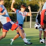 　ニュージーランド戦に向け調整する久保（右）＝千葉市内