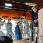 　「たたら操業」の体験イベント＝３日午後、島根県安来市