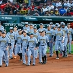 　広島に敗れた阪神の選手ら＝マツダ
