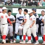 　智弁和歌山に勝利し、健闘をたたえ合う横浜・織田（左から４人目）ら両校ナイン＝弘前市運動公園野球場