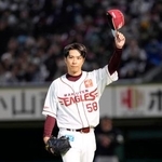 　引退試合のオリックス戦の１回、登板を終えスタンドにあいさつする楽天・辛島＝楽天モバイルパーク