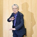 　ポーズをとる伊東四朗さん＝３日午後、東京都港区