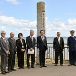 　北海道根室市を視察で訪れた葉梨沖縄北方相（右から３人目）＝３日