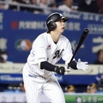 　８回ロッテ無死、上田が右越えに同点本塁打を放つ＝ＺＯＺＯマリン
