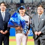 　引退試合前、前監督の高津臣吾さん（左）、元監督の真中満さん（右）と記念写真に納まるヤクルト・石川＝３日、神宮球場