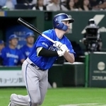 　７回ＤｅＮＡ２死満塁、代打佐野が右前に２点打を放つ＝東京ドーム