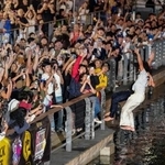 　阪神タイガースがセ・リーグ連覇を決め、大阪・ミナミの道頓堀川に飛び込む人たち＝３日夜