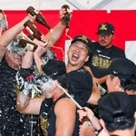 　プロ野球セ・リーグで球団初の連覇を達成し、祝勝会で盛り上がる阪神・藤川球児監督＝３日、広島県内
