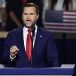 １０日、米テキサス州で開かれた共和党大会で演説するバンス氏（ゲッティ＝共同）
