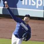 　調整するドジャース・山本＝２日、ロサンゼルス