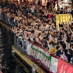 　阪神タイガースがセ・リーグ連覇を決め、大阪・道頓堀に集まった人たち＝３日夜