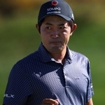 　観客の声援に応える金谷拓実＝ブラックデザート・リゾートＧＣ（ゲッティ＝共同）