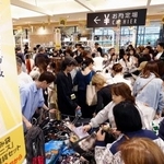 　阪神百貨店梅田本店の「祝　阪神タイガース優勝記念セール」＝４日午前、大阪市北区