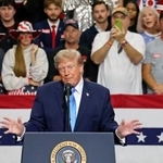 　米オハイオ州デイトン郊外バンダリアで演説するトランプ大統領＝３日（共同）