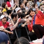 　アジア大会メダリスト祝福イベントに参加したソフトボールの後藤希友（右）＝４日、名古屋市