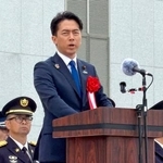 　陸上自衛隊高等工科学校の記念式典で訓示する小泉防衛相＝４日午前、神奈川県横須賀市