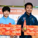 　大会ＭＶＰに選ばれた陸上男子のプリポン・ブーンソン（右）と競泳女子の于子迪＝４日午後、名古屋市
