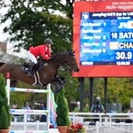 　障害馬術個人Ｂ決勝　競技する佐藤英賢＝馬事公苑