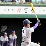 　横浜戦のタイブレークの８回、花巻東・赤間が適時二塁打を放つ＝弘前市運動公園野球場