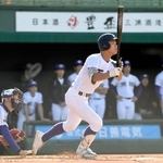 　健大高崎戦の１回、３ランを放つ天理・関村＝弘前市運動公園野球場