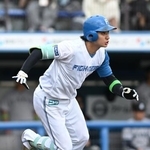 　４回、２点打を放つ日本ハム・浅間。最優秀選手に選ばれた＝しずてつスタジアム草薙