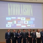 　「京都ビジョン」宣言を発表した米ホワイトハウス科学技術政策局のクラツィオス局長（前列左から５人目）ら。同６人目は古川デジタル相＝４日午後、京都市