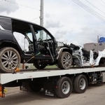 　「ヤード」から押収される盗難車＝４日午前、茨城県古河市