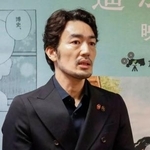 　映画「遥かな町へ」の完成披露試写会後、取材に応じる主演の大谷亮平さん＝４日午後、鳥取県倉吉市