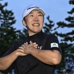 　プレーオフを制して優勝し、笑顔でインタビューに答える申ジエ＝宝塚ＧＣ