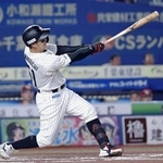 　６回ロッテ無死、山口が左中間に２打席連続本塁打を放つ＝ＺＯＺＯマリン