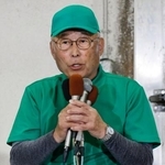 　山口県上関町長選で再選が決まり、支援者らにあいさつする西哲夫氏＝４日夜、上関町