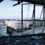 　ドローン攻撃を受けて割れたテレビ局の窓＝９月２７日、エチオピア北部ティグレ州の州都メケレ（ロイター＝共同）