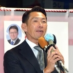 　福岡県議補選で初当選し、あいさつする牛島慶二郎氏＝４日午後、福岡県筑後市