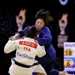 　女子４８キロ級決勝　イタリア選手（手前）と対戦する古賀若菜＝バクー（共同）