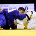 　男子６０キロ級３位決定戦　ロシア選手（右）と対戦する永山竜樹＝バクー（共同）