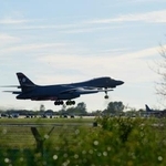 　４日、英南部フェアフォード空軍基地から離陸する米軍のＢ１戦略爆撃機（ゲッティ＝共同）
