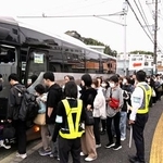 　ＪＲ長浦駅前で姉ケ崎駅行きの代行バスを待つ人たち＝５日午前、千葉県袖ケ浦市