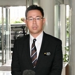 　記者団の取材に応じる沖縄県の古謝玄太知事＝５日午前、沖縄県庁