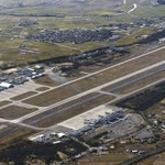 　小松空港。手前はターミナルビル、左は航空自衛隊小松基地＝２０２１年１１月、石川県小松市