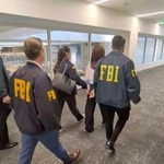 　台湾の頼清徳総統の息子に対しスパイ行為をした疑いで逮捕された女性を連行するＦＢＩの捜査官＝４日、ロサンゼルス（米国連邦検事局提供・ロイター＝共同）